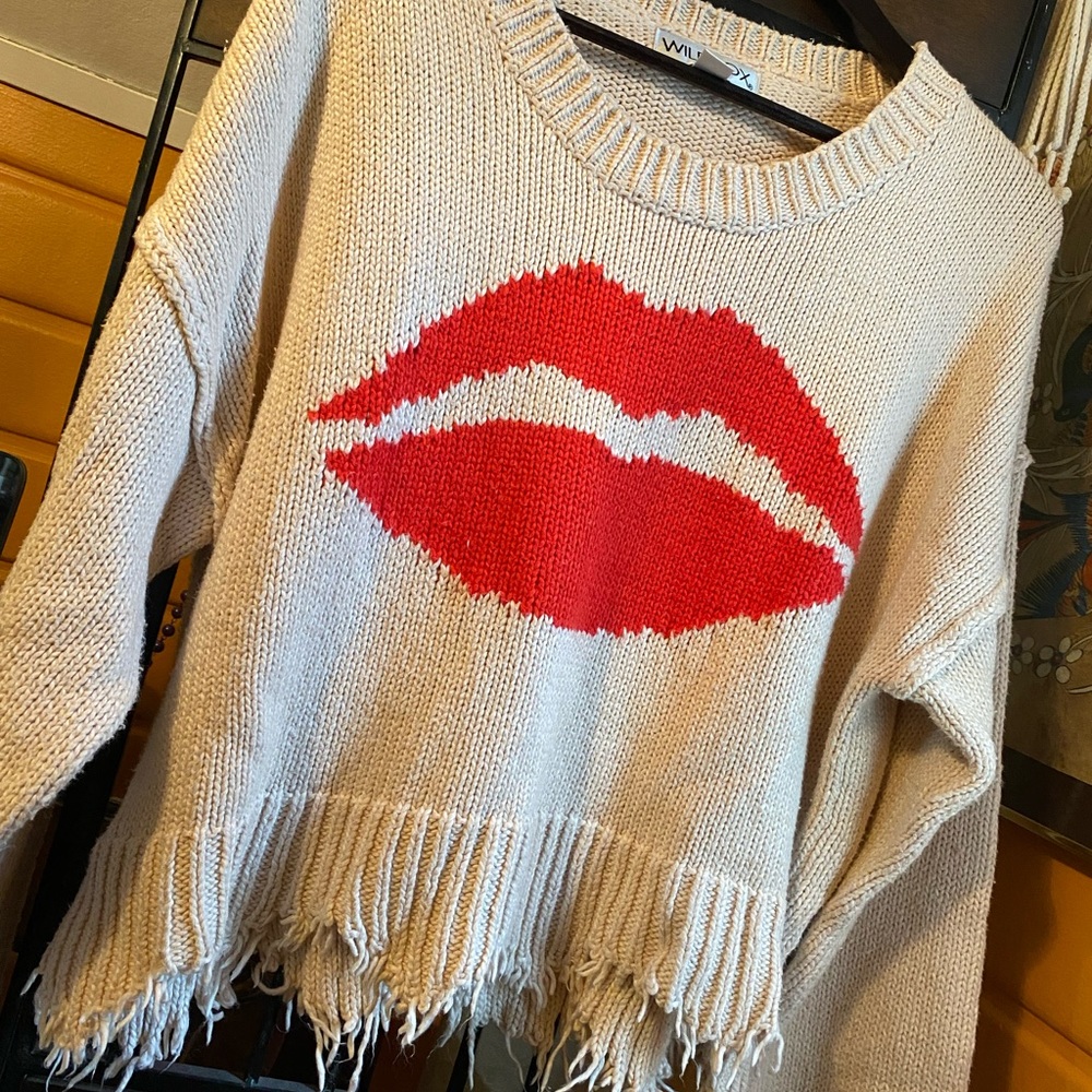 Wildfox First Kiss Luna Lips Soft Luxe Fringe Sweater Size Medium- Like New
